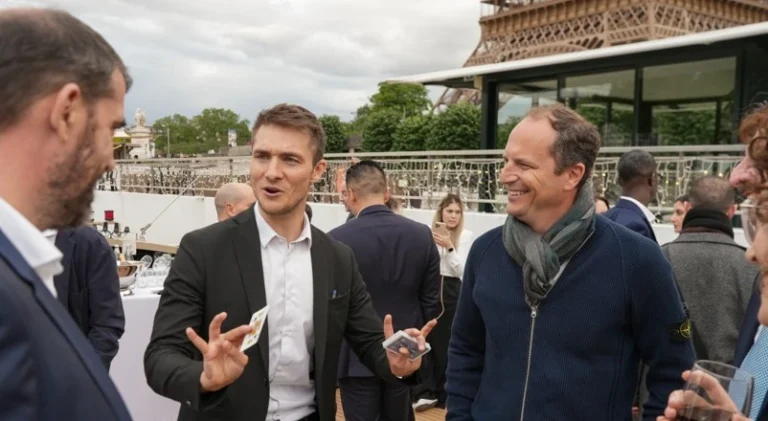 Animation soirée entreprise Paris : Bertrand Gaté, magicien toulousain sur une péniche au pied de la tour Eiffel